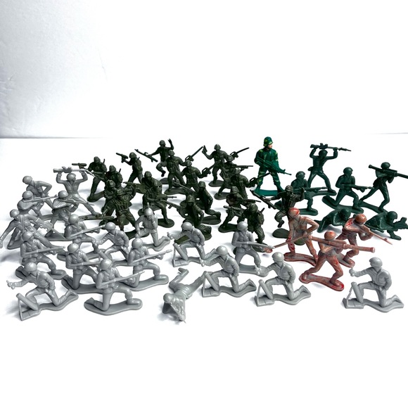 Army men plastic figures. 47 pieces approx 2" tall - Picture 1 of 7